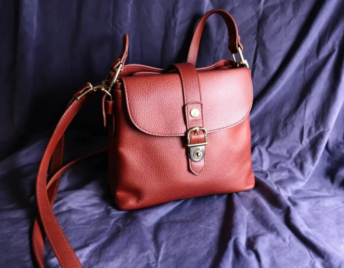 Comment raconter l'histoire d'un sac bandoulière en cuir pour vendre plus